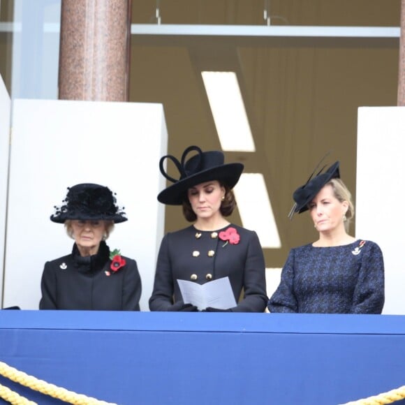 La princesse Alexandra de Kent, l'honorable Lady Ogilvy, la duchesse Catherine de Cambridge, enceinte, et la comtesse Sophie de Wessex au balcon du bureau des Affaires étrangères à Londres le 12 novembre 2017 pour le Dimanche du Souvenir, commémoration sur le Cénotaphe de Whitehall des soldats tombés au champ d'honneur lors des deux Guerres mondiales.