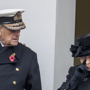 Le duc d'Edimbourg et la reine Elizabeth II au balcon du bureau des Affaires étrangères à Londres le 12 novembre 2017 lors du Dimanche du Souvenir, commémoration sur le Cénotaphe de Whitehall des soldats tombés au champ d'honneur lors des deux Guerres mondiales.