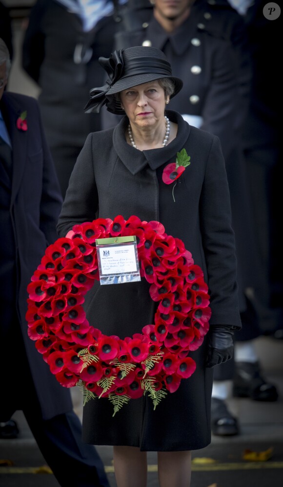 Theresa May dépose une gerbe à Londres le 12 novembre 2017 pour le Dimanche du Souvenir, commémoration sur le Cénotaphe de Whitehall des soldats tombés au champ d'honneur lors des deux Guerres mondiales.