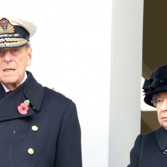 Le duc d'Edimbourg et la reine Elizabeth II au balcon du bureau des Affaires étrangères à Londres le 12 novembre 2017 pour le Dimanche du Souvenir, commémoration sur le Cénotaphe de Whitehall des soldats tombés au champ d'honneur lors des deux Guerres mondiales.