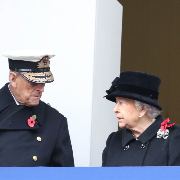 Le duc d'Edimbourg, la reine Elizabeth II et Camilla Parker Bowles au balcon du bureau des Affaires étrangères à Londres le 12 novembre 2017 pour le Dimanche du Souvenir, commémoration sur le Cénotaphe de Whitehall des soldats tombés au champ d'honneur lors des deux Guerres mondiales.