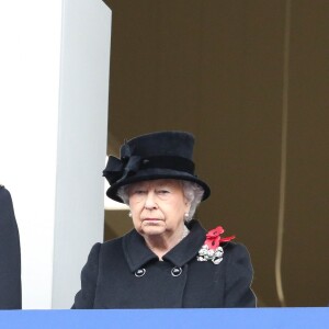 Le duc d'Edimbourg, la reine Elizabeth II et Camilla Parker Bowles au balcon du bureau des Affaires étrangères à Londres le 12 novembre 2017 pour le Dimanche du Souvenir, commémoration sur le Cénotaphe de Whitehall des soldats tombés au champ d'honneur lors des deux Guerres mondiales.