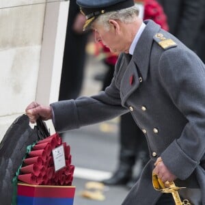 Le prince Charles dépose une gerbe au nom du chef de l'Etat, Elizabeth II, à Londres le 12 novembre 2017 pour le Dimanche du Souvenir, commémoration sur le Cénotaphe de Whitehall des soldats tombés au champ d'honneur lors des deux Guerres mondiales.