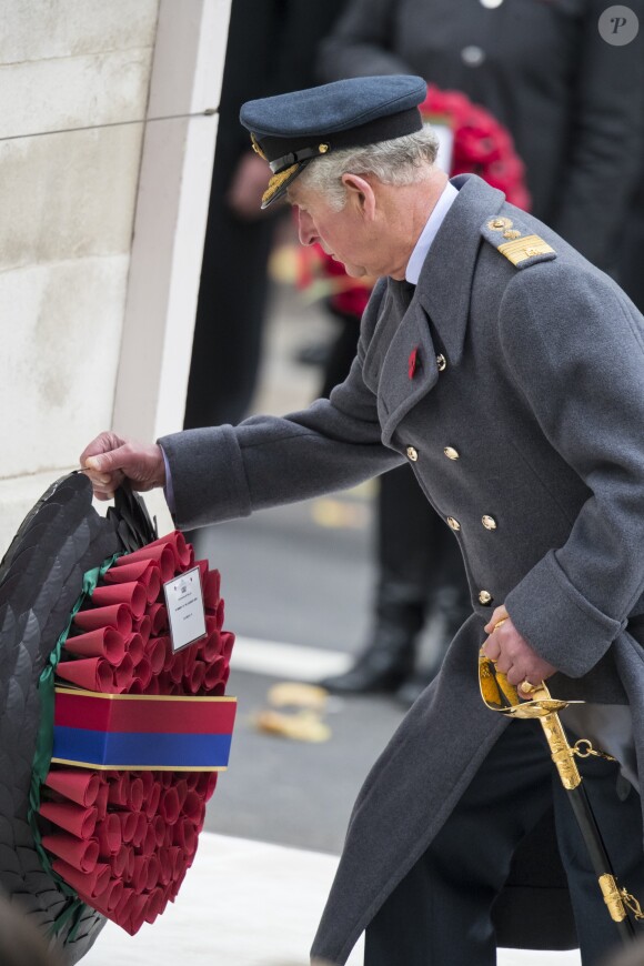 Le prince Charles dépose une gerbe au nom du chef de l'Etat, Elizabeth II, à Londres le 12 novembre 2017 pour le Dimanche du Souvenir, commémoration sur le Cénotaphe de Whitehall des soldats tombés au champ d'honneur lors des deux Guerres mondiales.