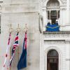 Le prince Charles dépose une gerbe au nom du chef de l'Etat, Elizabeth II (en arrière-plan, au balcon avec le duc d'Edimbourg et Camilla Parker Bowles), à Londres le 12 novembre 2017 lors du Dimanche du Souvenir, commémoration sur le Cénotaphe de Whitehall des soldats tombés au champ d'honneur lors des deux Guerres mondiales.