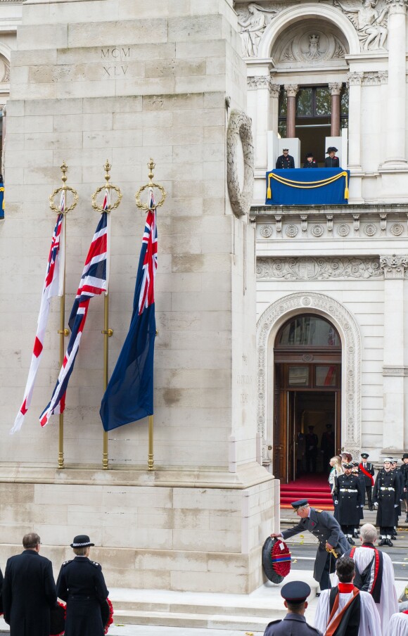 Le prince Charles dépose une gerbe au nom du chef de l'Etat, Elizabeth II (en arrière-plan, au balcon avec le duc d'Edimbourg et Camilla Parker Bowles), à Londres le 12 novembre 2017 lors du Dimanche du Souvenir, commémoration sur le Cénotaphe de Whitehall des soldats tombés au champ d'honneur lors des deux Guerres mondiales.