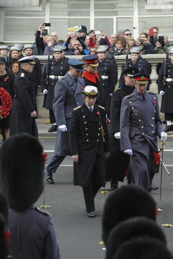 La princesse Anne, le duc de Kent, suivis du prince William et du prince Harry, à Londres le 12 novembre 2017 lors du Dimanche du Souvenir, commémoration sur le Cénotaphe de Whitehall des soldats tombés au champ d'honneur lors des deux Guerres mondiales.