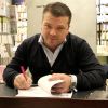 Exclusif - L'avocat spécialisé dans les infractions routières, Jean-Baptiste Iosca dédicace son dernier livre intitulé "Permis/Pas Permis au volant" à Paris le 7 novembre 2017. En cette période de remise de prix littéraires, Maître Iosca a eu le plaisir de voir venir une belle affluence dans la célèbre librairie "Le Divan" rue de la Convention, inscrivant pour chaque lecteur un petit mot personnel © Didier Sabardin/Bestimage