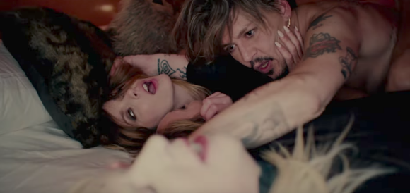Johnny Depp en plein orgie dans le dernier clip de Marilyn Manson "KILL4ME"