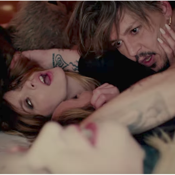 Johnny Depp en plein orgie dans le dernier clip de Marilyn Manson "KILL4ME"