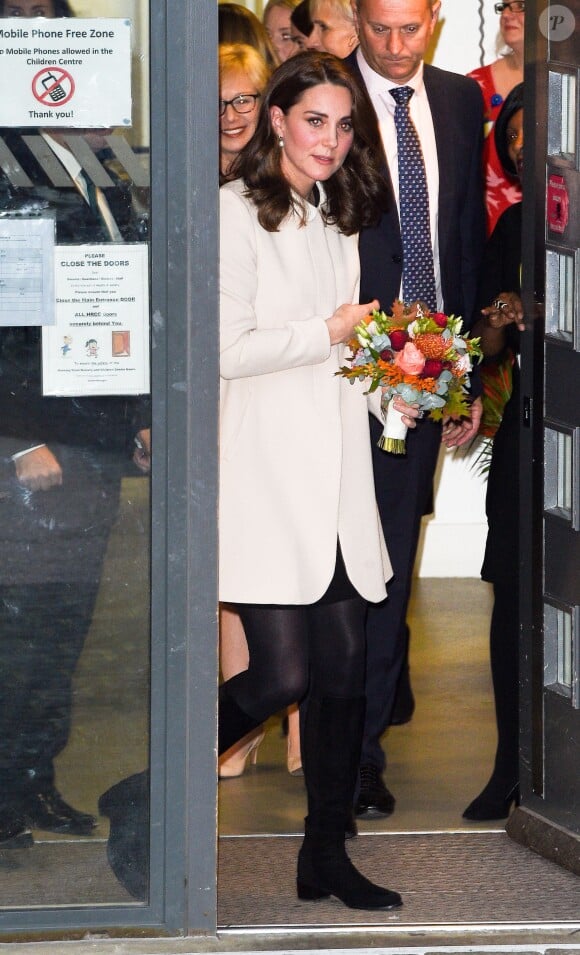 La duchesse Catherine de Cambridge, enceinte, quitte le Hornset Road Children Centre à Londres le 14 novembre 2017.