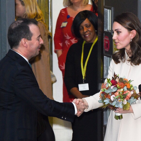 La duchesse Catherine de Cambridge, enceinte, quitte le Hornset Road Children Centre à Londres le 14 novembre 2017.