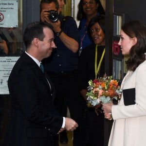 La duchesse Catherine de Cambridge, enceinte, quitte le Hornset Road Children Centre à Londres le 14 novembre 2017.