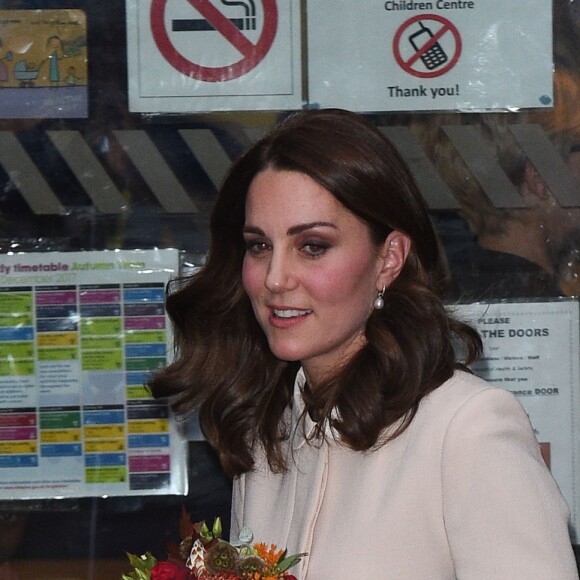 La duchesse Catherine de Cambridge, enceinte, quitte le Hornset Road Children Centre à Londres le 14 novembre 2017.