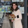 La duchesse Catherine de Cambridge, enceinte, quitte le Hornset Road Children Centre à Londres le 14 novembre 2017.