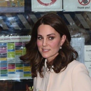 La duchesse Catherine de Cambridge, enceinte, quitte le Hornset Road Children Centre à Londres le 14 novembre 2017.