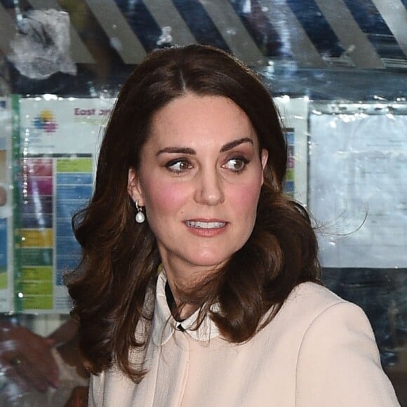 La duchesse Catherine de Cambridge, enceinte, quitte le Hornset Road Children Centre à Londres le 14 novembre 2017.