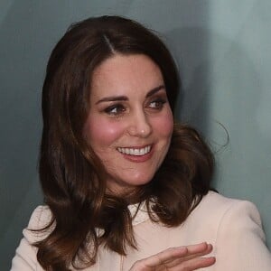 La duchesse Catherine de Cambridge, enceinte, quitte le Hornset Road Children Centre à Londres le 14 novembre 2017.