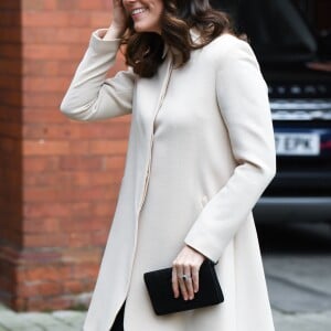 La duchesse Catherine de Cambridge, enceinte, arrive au Hornset Road Children Centre à Londres le 14 novembre 2017. Une visite reprogrammée après son annulation de dernière minute début septembre en raison des violents symptômes d'hyperémèse gravidique de sa troisième grossesse.