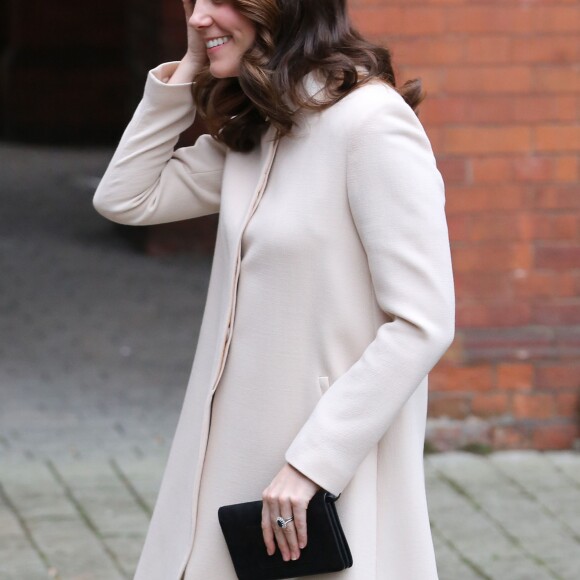 La duchesse Catherine de Cambridge, enceinte, arrive au Hornset Road Children Centre à Londres le 14 novembre 2017. Une visite reprogrammée après son annulation de dernière minute début septembre en raison des violents symptômes d'hyperémèse gravidique de sa troisième grossesse.