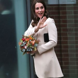 La duchesse Catherine de Cambridge, enceinte, arrive au Hornset Road Children Centre à Londres le 14 novembre 2017. Une visite reprogrammée après son annulation de dernière minute début septembre en raison des violents symptômes d'hyperémèse gravidique de sa troisième grossesse.