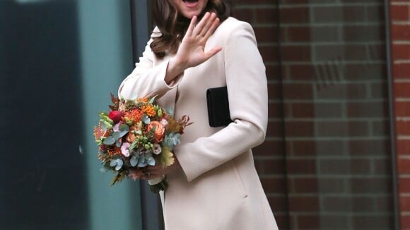 Kate Middleton, enceinte : Chic et le sourire retrouvé en séance de rattrapage