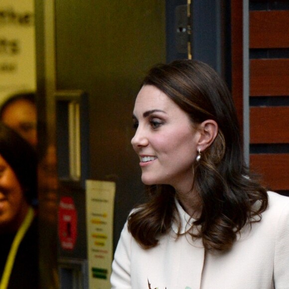 La duchesse Catherine de Cambridge, enceinte, arrive au Hornset Road Children Centre à Londres le 14 novembre 2017. Une visite reprogrammée après son annulation de dernière minute début septembre en raison des violents symptômes d'hyperémèse gravidique de sa troisième grossesse.