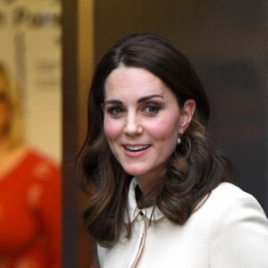 La duchesse Catherine de Cambridge, enceinte, arrive au Hornset Road Children Centre à Londres le 14 novembre 2017. Une visite reprogrammée après son annulation de dernière minute début septembre en raison des violents symptômes d'hyperémèse gravidique de sa troisième grossesse.