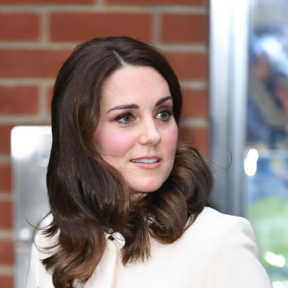 La duchesse Catherine de Cambridge, enceinte, arrive au Hornset Road Children Centre à Londres le 14 novembre 2017. Une visite reprogrammée après son annulation de dernière minute début septembre en raison des violents symptômes d'hyperémèse gravidique de sa troisième grossesse.