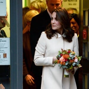 La duchesse Catherine de Cambridge, enceinte, arrive au Hornset Road Children Centre à Londres le 14 novembre 2017. Une visite reprogrammée après son annulation de dernière minute début septembre en raison des violents symptômes d'hyperémèse gravidique de sa troisième grossesse.