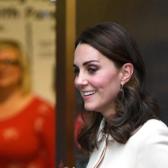 La duchesse Catherine de Cambridge, enceinte, arrive au Hornset Road Children Centre à Londres le 14 novembre 2017. Une visite reprogrammée après son annulation de dernière minute début septembre en raison des violents symptômes d'hyperémèse gravidique de sa troisième grossesse.