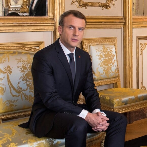 Emmanuel Macron, président de la République Française, et sa femme la Première Dame Brigitte Macron (Trogneux) s'entretiennent puis déjeunent avec l'ex-Premier ministre libanais Saad Hariri accompagné de sa femme Lara et de son fils Hussam, dans le Salon des Portraits au palais de l'Elysée. Paris, le 18 novembre 2017. © Ammar Abd Rabbo/Pool/Bestimage