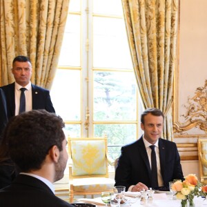 Emmanuel Macron, président de la République Française, et sa femme la Première Dame Brigitte Macron (Trogneux) s'entretiennent puis déjeunent avec l'ex-Premier ministre libanais Saad Hariri accompagné de sa femme Lara et de son fils Hussam, dans le Salon des Portraits au palais de l'Elysée. Paris, le 18 novembre 2017. © Ammar Abd Rabbo/Pool/Bestimage