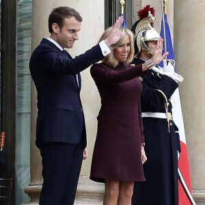 Emmanuel Macron, président de la République Française, et sa femme la première dame Brigitte Macron (Trogneux) raccompagnent l'ex-Premier ministre libanais Saad Hariri accompagné de sa femme Lara et de son fils Hussam, après leur entretien et leur déjeuner dans le "Salon des Portraits" au Palais de l'Elysée. Paris, le 18 novembre 2017. © Stéphane Lemouton/Bestimage