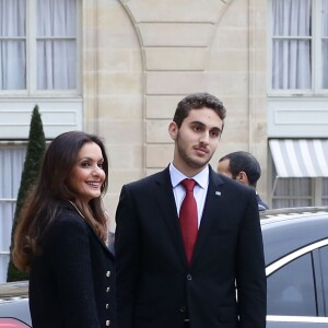 Emmanuel Macron, président de la République Française, et sa femme la première dame Brigitte Macron (Trogneux) raccompagnent l'ex-Premier ministre libanais Saad Hariri accompagné de sa femme Lara et de son fils Hussam, après leur entretien et leur déjeuner dans le "Salon des Portraits" au Palais de l'Elysée. Paris, le 18 novembre 2017. © Stéphane Lemouton/Bestimage