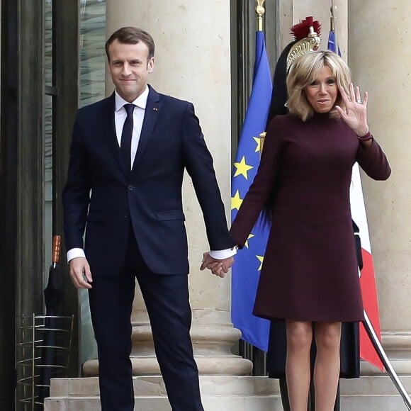 Emmanuel Macron, président de la République Française, et sa femme la première dame Brigitte Macron (Trogneux) raccompagnent l'ex-Premier ministre libanais Saad Hariri accompagné de sa femme Lara et de son fils Hussam, après leur entretien et leur déjeuner dans le "Salon des Portraits" au Palais de l'Elysée. Paris, le 18 novembre 2017. © Stéphane Lemouton/Bestimage