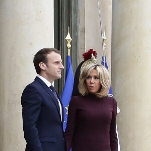 Emmanuel Macron, président de la République Française, et sa femme la première dame Brigitte Macron (Trogneux) raccompagnent l'ex-Premier ministre libanais Saad Hariri accompagné de sa femme Lara et de son fils Hussam, après leur entretien et leur déjeuner dans le "Salon des Portraits" au Palais de l'Elysée. Paris, le 18 novembre 2017. © Stéphane Lemouton/Bestimage