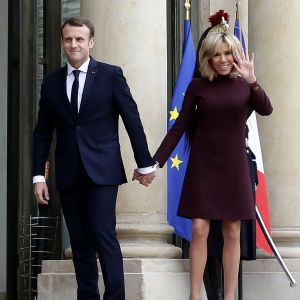 Emmanuel Macron, président de la République Française, et sa femme la première dame Brigitte Macron (Trogneux) raccompagnent l'ex-Premier ministre libanais Saad Hariri accompagné de sa femme Lara et de son fils Hussam, après leur entretien et leur déjeuner dans le "Salon des Portraits" au Palais de l'Elysée. Paris, le 18 novembre 2017. © Stéphane Lemouton/Bestimage