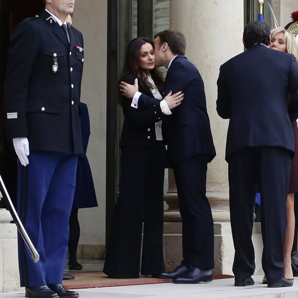 Emmanuel Macron, président de la République Française, et sa femme la première dame Brigitte Macron (Trogneux) raccompagnent l'ex-Premier ministre libanais Saad Hariri accompagné de sa femme Lara et de son fils Hussam, après leur entretien et leur déjeuner dans le "Salon des Portraits" au Palais de l'Elysée. Paris, le 18 novembre 2017. © Stéphane Lemouton/Bestimage