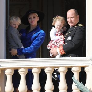 Le prince Jacques de Monaco, marquis des Baux, la princesse Charlène de Monaco, la princesse Gabriella de Monaco, comtesse de Carladès et le prince Albert II de Monaco - La famille princière de Monaco au balcon du palais lors de la fête nationale monégasque, à Monaco, le 19 novembre 2017. © Dominique Jacovides/Bestimage