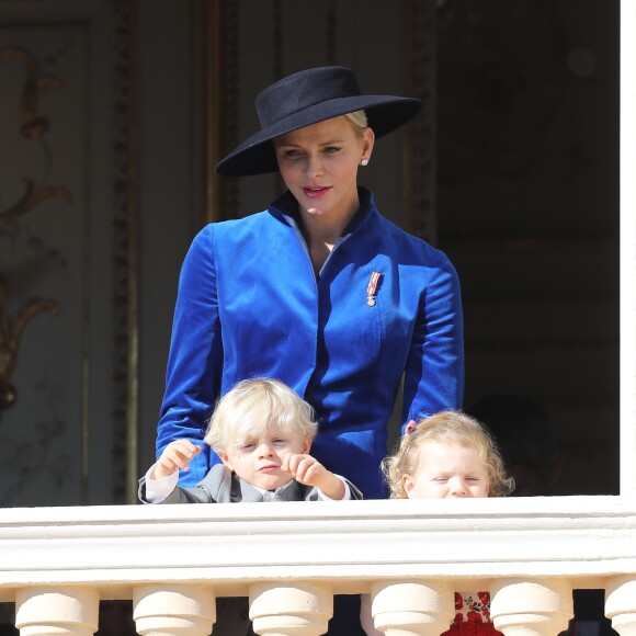 La princesse Charlène de Monaco, le prince Jacques de Monaco, marquis des Baux, et la princesse Gabriella de Monaco, comtesse de Carladès - La famille princière de Monaco au balcon du palais lors de la fête nationale monégasque, à Monaco, le 19 novembre 2017. © Dominique Jacovides/Bestimage