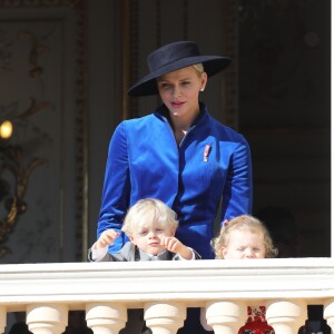 La princesse Charlène de Monaco, le prince Jacques de Monaco, marquis des Baux, et la princesse Gabriella de Monaco, comtesse de Carladès - La famille princière de Monaco au balcon du palais lors de la fête nationale monégasque, à Monaco, le 19 novembre 2017. © Dominique Jacovides/Bestimage