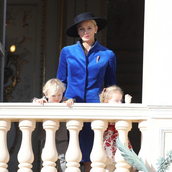 La princesse Charlène de Monaco, le prince Jacques de Monaco, marquis des Baux, et la princesse Gabriella de Monaco, comtesse de Carladès - La famille princière de Monaco au balcon du palais lors de la fête nationale monégasque, à Monaco, le 19 novembre 2017. © Dominique Jacovides/Bestimage