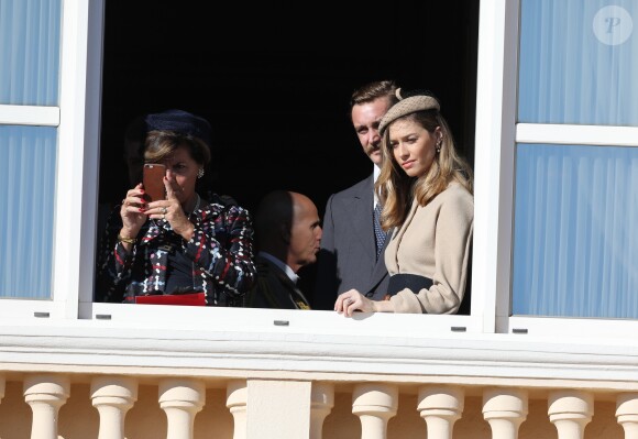 Pierre Casiraghi et sa femme Beatrice Borromeo - La famille princière de Monaco au balcon du palais lors de la fête nationale monégasque, à Monaco, le 19 novembre 2017. © Dominique Jacovides/Bestimage