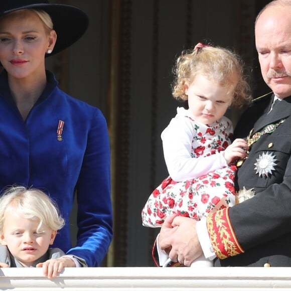 Le prince Jacques de Monaco, marquis des Baux, la princesse Charlène de Monaco, la princesse Gabriella de Monaco, comtesse de Carladès et le prince Albert II de Monaco - La famille princière de Monaco au balcon du palais lors de la fête nationale monégasque, à Monaco, le 19 novembre 2017. © Dominique Jacovides/Bestimage