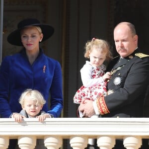 Le prince Jacques de Monaco, marquis des Baux, la princesse Charlène de Monaco, la princesse Gabriella de Monaco, comtesse de Carladès et le prince Albert II de Monaco - La famille princière de Monaco au balcon du palais lors de la fête nationale monégasque, à Monaco, le 19 novembre 2017. © Dominique Jacovides/Bestimage