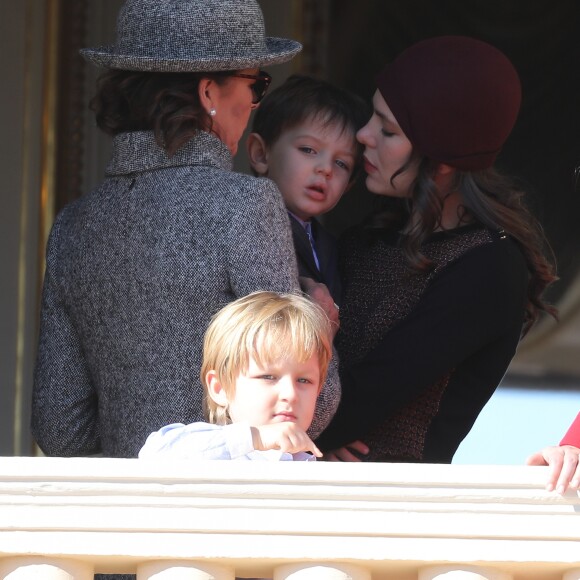 Sacha Casiraghi, la princesse Caroline de Hanovre, India Casiraghi, Charlotte Casiraghi et son fils Raphaël Elmaleh - La famille princière de Monaco au balcon du palais lors de la fête nationale monégasque, à Monaco, le 19 novembre 2017. © Dominique Jacovides/Bestimage