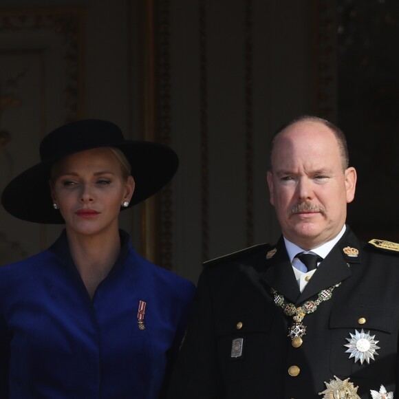 La princesse Charlène de Monaco et le prince Albert II de Monaco - La famille princière de Monaco au balcon du palais lors de la fête nationale monégasque, à Monaco, le 19 novembre 2017. © Dominique Jacovides/Bestimage