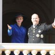 La princesse Charlène de Monaco et le prince Albert II de Monaco - La famille princière de Monaco au balcon du palais lors de la fête nationale monégasque, à Monaco, le 19 novembre 2017. © Dominique Jacovides/Bestimage