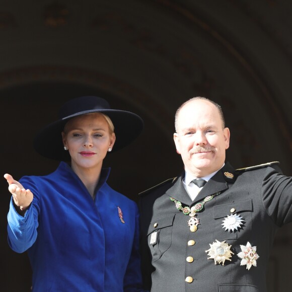 La princesse Charlène de Monaco et le prince Albert II de Monaco - La famille princière de Monaco au balcon du palais lors de la fête nationale monégasque, à Monaco, le 19 novembre 2017. © Dominique Jacovides/Bestimage